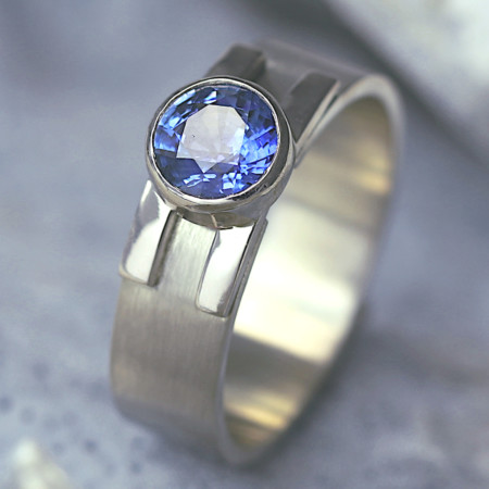 Stijlvolle ring van blauwe saffier en witgoud, witgouden ring, Diep Blauw, trouwring, relatiering, verlovingsring, grote saffier, Tanzania, handgemaakt door LYAM edelsmeden, Joure goudsmid, edelsmid, Friesland