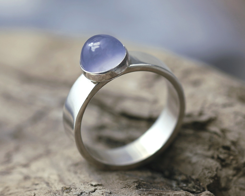 Bijzondere zilveren ring met blauwe chalcedoon, Basic ring van LYAM edelsmeden, blauwe edelsteen, strakke ring, zelf geslepen, duurzame mijn, duurzame edelsteen