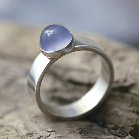 Basic vormgegeven zilveren ring met blauwe chalcedoon, Basic ring van LYAM edelsmeden, blauwe edelsteen, strakke ring, zelf geslepen, duurzame mijn, duurzame edelsteen