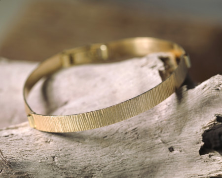 Armband van gerecycled goud met bijzondere afwerking, handgemaakt, ambachtelijk vakmanschap, bewerkt goud, brede armband, LYAM edelsmeden