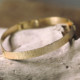 Armband van gerecycled goud met bijzondere afwerking, handgemaakt, ambachtelijk vakmanschap, bewerkt goud, brede armband, LYAM edelsmeden