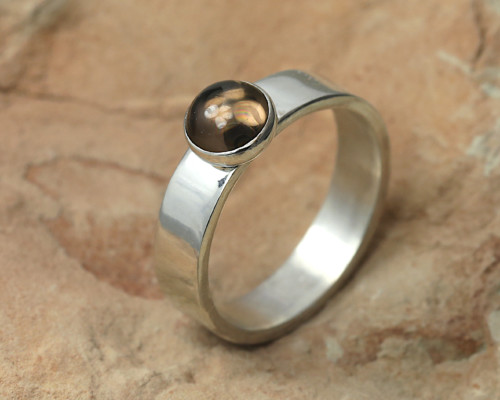 Zilveren ring met rookkwarts, Basic ring van LYAM edelsmeden, bruine edelsteen, anti stress steen, handgemaakt