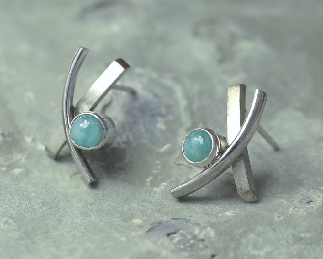 Kunstig ontworpen oorbellen van Amazoniet en zilver, oorstekers, oorsieraad, uniek ontwerp, zachtgroene amazoniet, pastelgroene edelsteen, edelstenen, ontwerp van Lyanne Wold. LYAM edelsmeden, Joure, Friesland, goudsmid