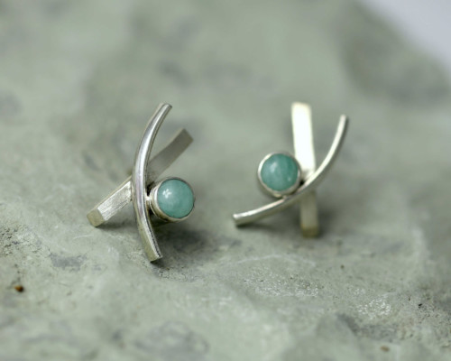 Kunstig ontworpen oorbellen van Amazoniet en zilver, oorstekers, oorsieraad, uniek ontwerp, zachtgroene amazoniet, pastelgroene edelsteen, edelstenen, ontwerp van Lyanne Wold. LYAM edelsmeden, Joure, Friesland, goudsmid