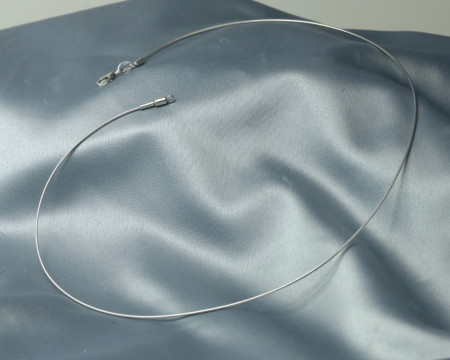 Witgouden spang, witgouden collier, ketting, snoer, rondvallend, flexibel snoer