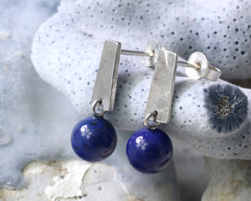 Oorbellen Lapis lazuli en gehamerd zilver, oorstekers met blauwe edelsteen, ronde lapis lazuli, handgemaakt door LYAM edelsmeden Joure Friesland