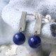 Oorbellen Lapis lazuli en gehamerd zilver, oorstekers met blauwe edelsteen, ronde lapis lazuli, handgemaakt door LYAM edelsmeden Joure Friesland