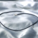 Rubbersnoer met zilveren sluitingen, mooi voor een hanger.