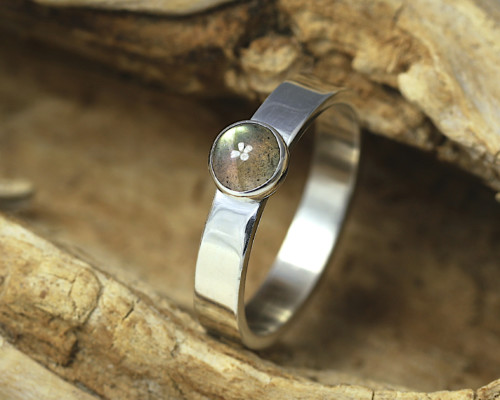 Ring Basic Labradoriet Geel, geelgroene labradoriet, zilveren ring met labradoriet, handgemaakt, basic ontwerp, LYAM edelsmeden, Friesland