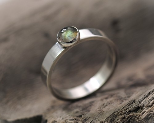 Ring Basic Labradoriet Geel, geelgroene labradoriet, zilveren ring met labradoriet, handgemaakt, basic ontwerp, LYAM edelsmeden, Friesland