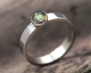 lar_Basic_Labradoriet_Geel Ring Basic Labradoriet Geel, geelgroene labradoriet, zilveren ring met labradoriet, handgemaakt, basic ontwerp, LYAM edelsmeden, Friesland