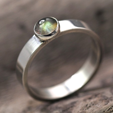 Ring Basic Labradoriet Geel, geelgroene labradoriet, zilveren ring met labradoriet, handgemaakt, basic ontwerp, LYAM edelsmeden, Friesland