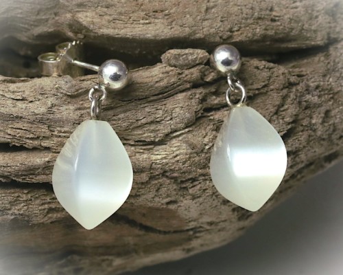 Oorbellen Maansteen met zilver: oorstekers met witte maanstenen, bijzondere vorm, handgemaakt door LYAM edelsmeden