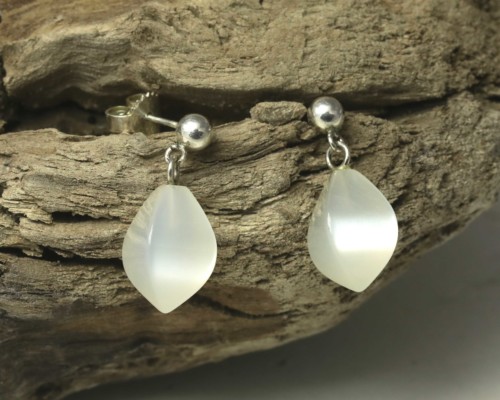 Oorbellen Maansteen met zilver: oorstekers met witte maanstenen, bijzondere vorm, handgemaakt door LYAM edelsmeden