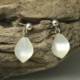 Oorbellen Maansteen met zilver: oorstekers met witte maanstenen, bijzondere vorm, handgemaakt door LYAM edelsmeden