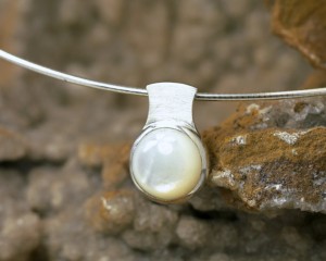 pmh_Parelmoer en zilver Hanger Parelmoer en zilver, glanzend witte parelmoer, strakke hanger, gematteerd zilver mat handgemaakt door LYAM edelsmeden, Friesland edelsmid