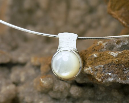 Hanger Parelmoer en zilver, glanzend witte parelmoer, strakke hanger, gematteerd zilver mat handgemaakt door LYAM edelsmeden, Friesland edelsmid