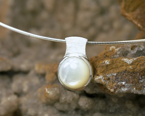 Hanger Parelmoer en zilver, glanzend witte parelmoer, strakke hanger, gematteerd zilver mat handgemaakt door LYAM edelsmeden, Friesland edelsmid