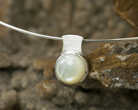 Hanger Parelmoer en zilver, glanzend witte parelmoer, strakke hanger, gematteerd zilver mat handgemaakt door LYAM edelsmeden, Friesland edelsmid