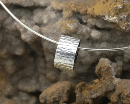 Zilveren hanger met bewerking, hanger Timber van LYAM edelsmeden, zilveren spang, ketting en hanger van zilver