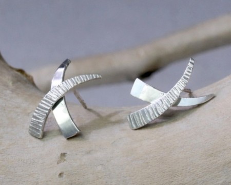 Oorbellen Joined zilver, uniek design, bewerkt zilver en glanzend zilver, oorstekers, handgemaakt door LYAM edelsmeden