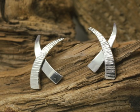 Oorbellen Joined zilver, uniek design, bewerkt zilver en glanzend zilver, oorstekers, handgemaakt door LYAM edelsmeden