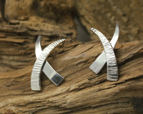 Oorbellen Joined zilver, uniek design, bewerkt zilver en glanzend zilver, oorstekers, handgemaakt door LYAM edelsmeden