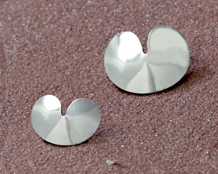 Reverspeld Pompebledsje zilver, symbool Friesland, pompeblad, pompebladen, edelsmid LYAM edelsmeden Friesland, Joure, formaat, relatiegeschenk, cadeautje