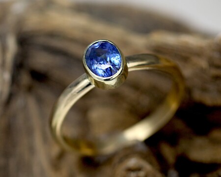 Gouden ring True Two met blauwe saffier, trouwring, relatiering, verlovingsring, aanzoeksring, aanzoekring, relatiering, handgemaakt, uniek, klassieke ring