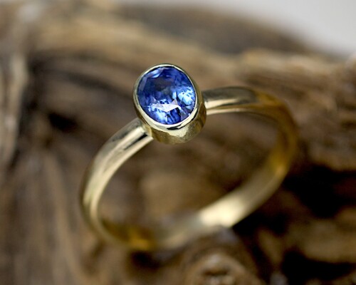 Gouden ring True Two met blauwe saffier, trouwring, relatiering, verlovingsring, aanzoeksring, aanzoekring, relatiering, handgemaakt, uniek, klassieke ring